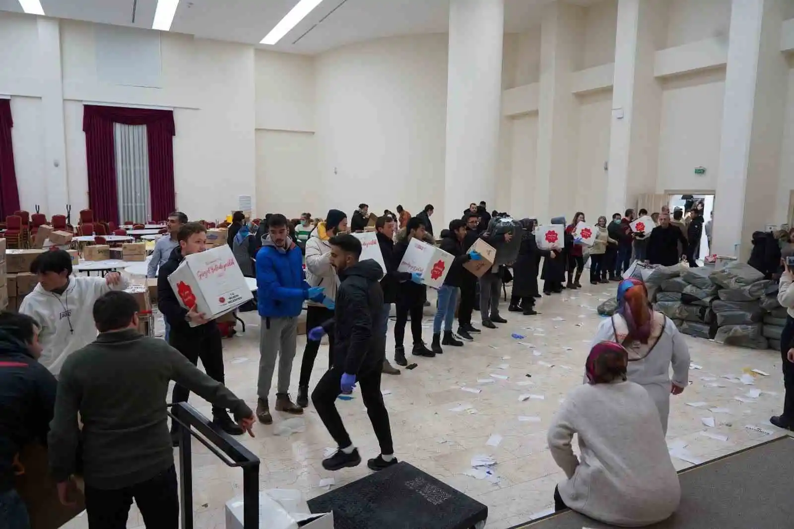 Hazırlanan 3 tır yardım malzemesi deprem bölgesine gönderildi