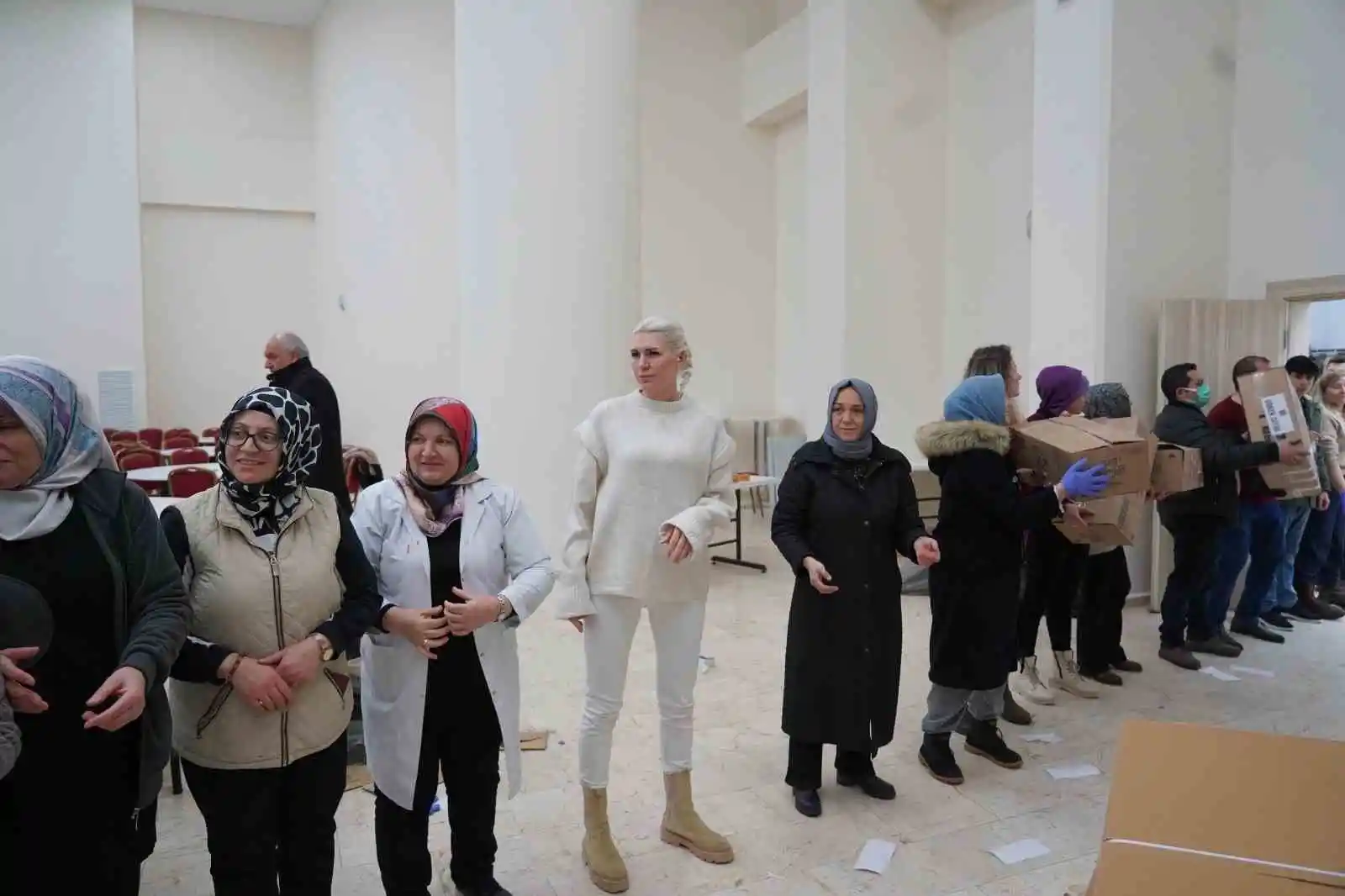 Hazırlanan 3 tır yardım malzemesi deprem bölgesine gönderildi