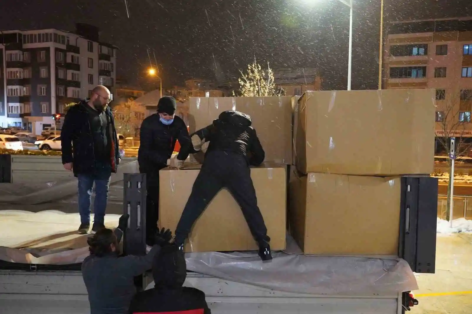Hazırlanan 3 tır yardım malzemesi deprem bölgesine gönderildi
