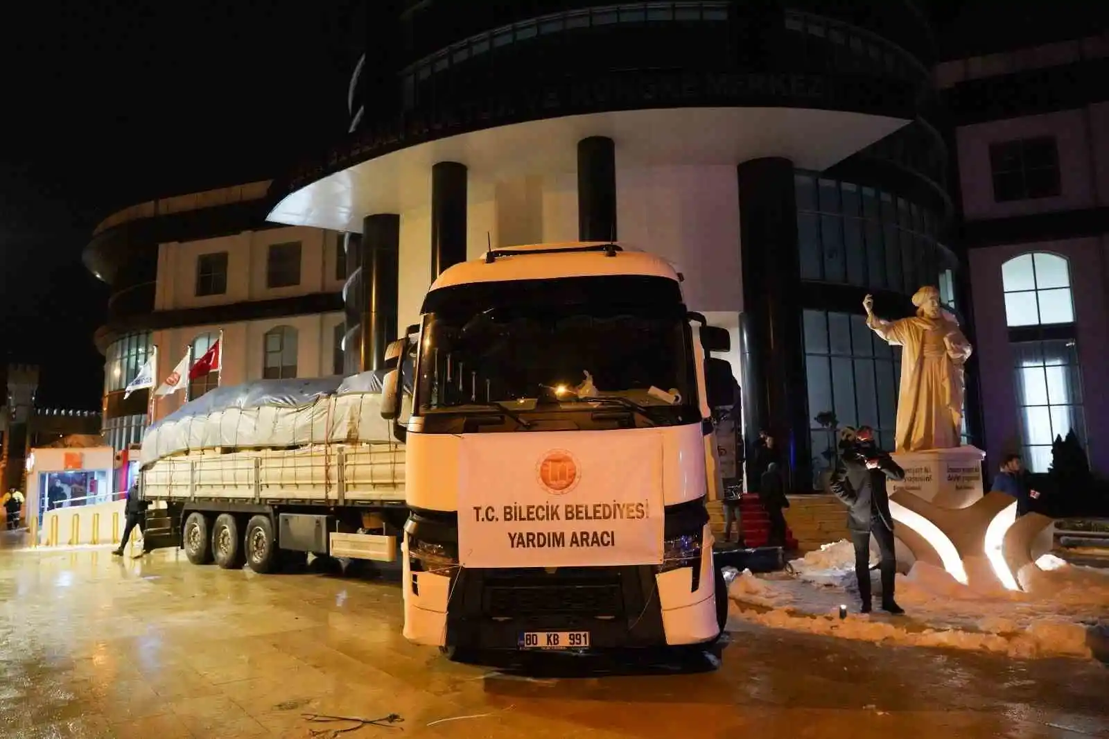 Hazırlanan 3 tır yardım malzemesi deprem bölgesine gönderildi