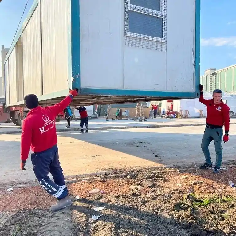 Hem sağlık hizmeti veriyorlar hem de yaşam alanı oluşturuyorlar