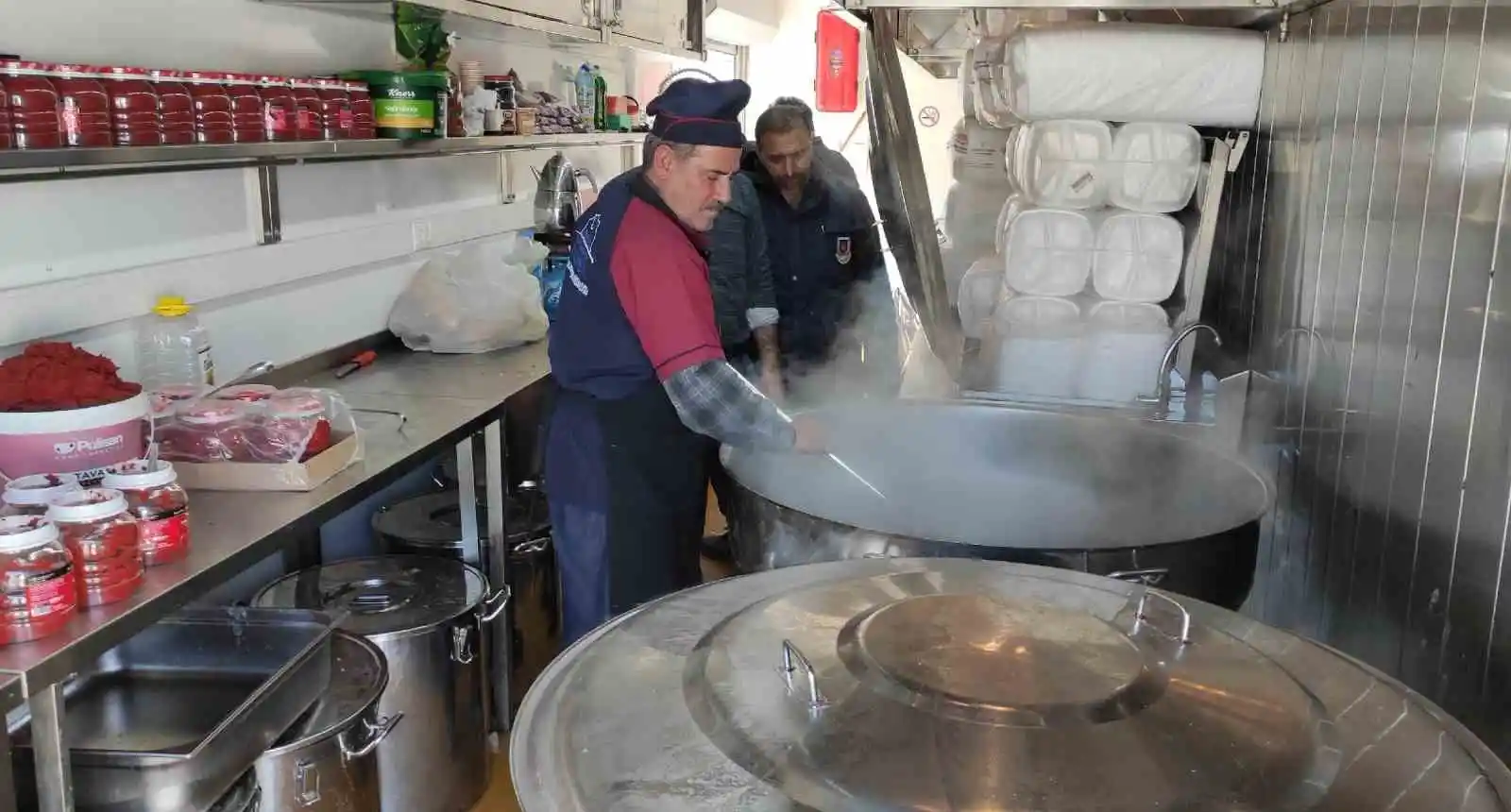 Her gün binlerce depremzedeye sıcak yemek
