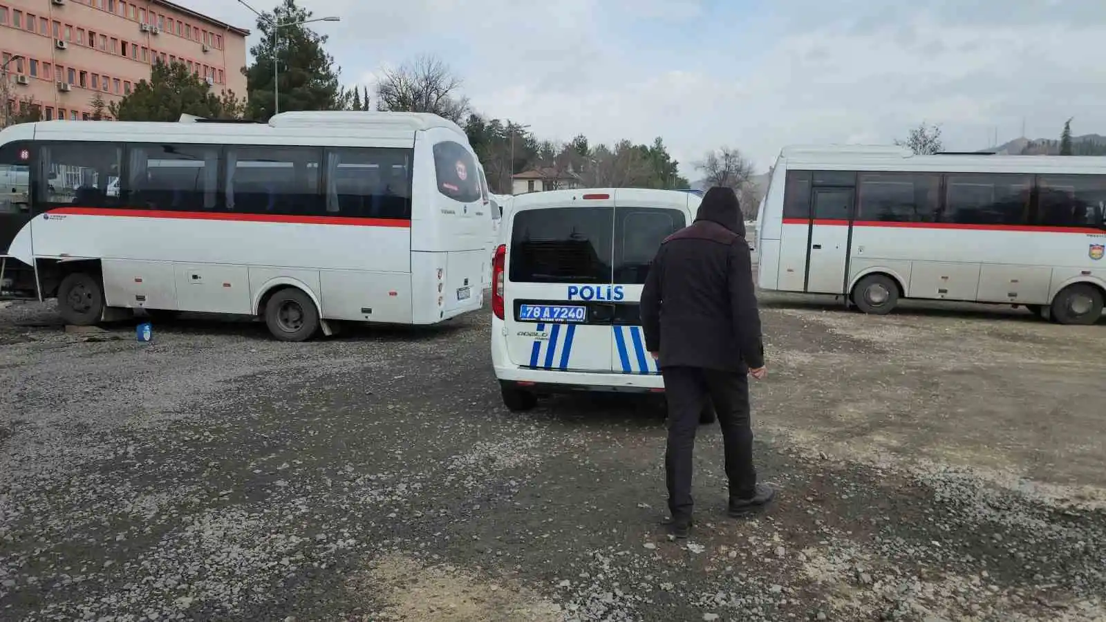 Hırsızlar engelli öğrencilerin araçlarına binmesini sağlayan demir rampayı çaldı
