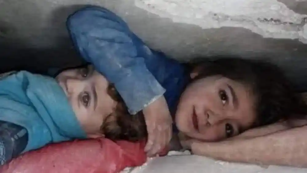 İdlib'te saatler sonra 2 küçük çocuk enkazdan sağ çıkarıldı
