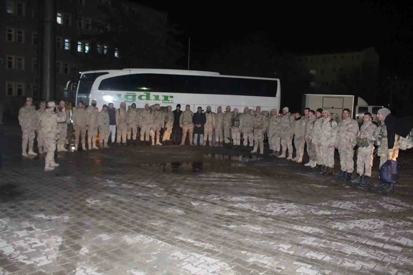 Iğdır'dan 150 güvenlik korucusu ve 12 astsubay deprem bölgesine gitti