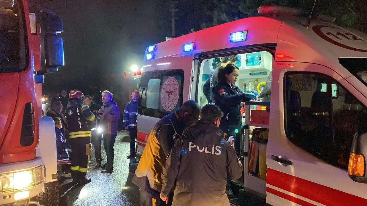 İki otomobil kafa kafaya çarpıştı: 1’i ağır 6 yaralı