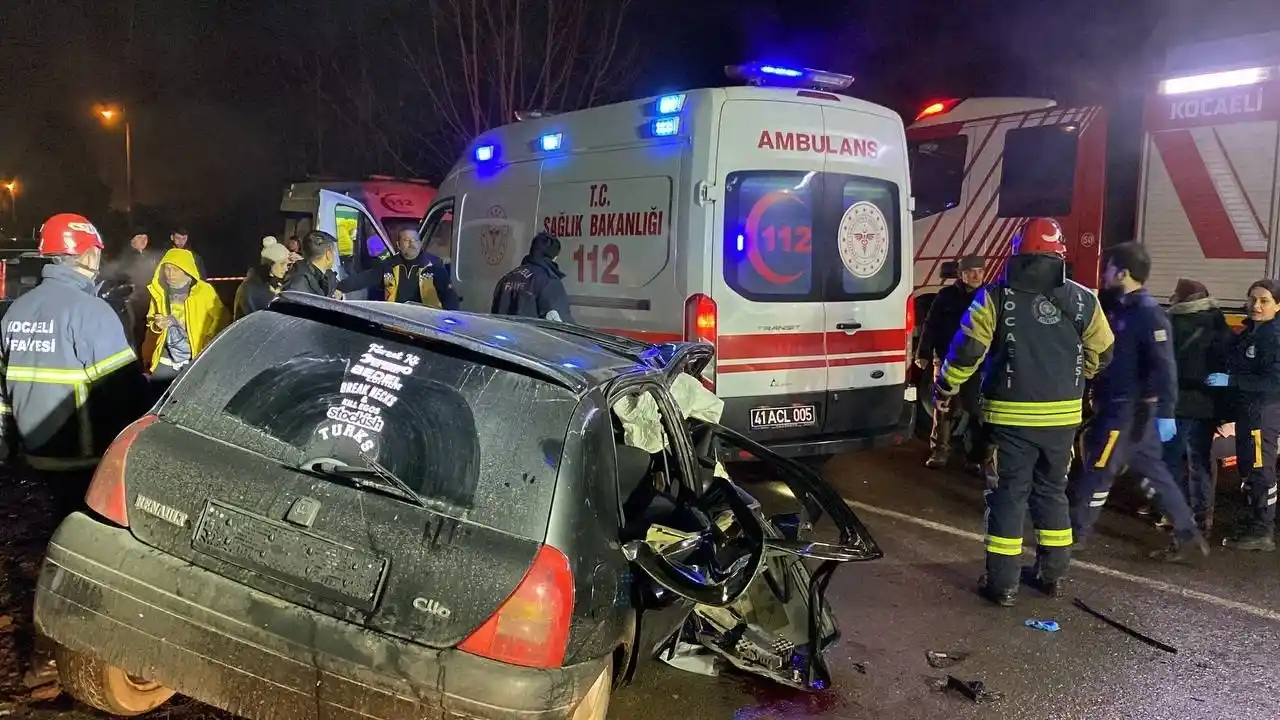 İki otomobil kafa kafaya çarpıştı: 1’i ağır 6 yaralı