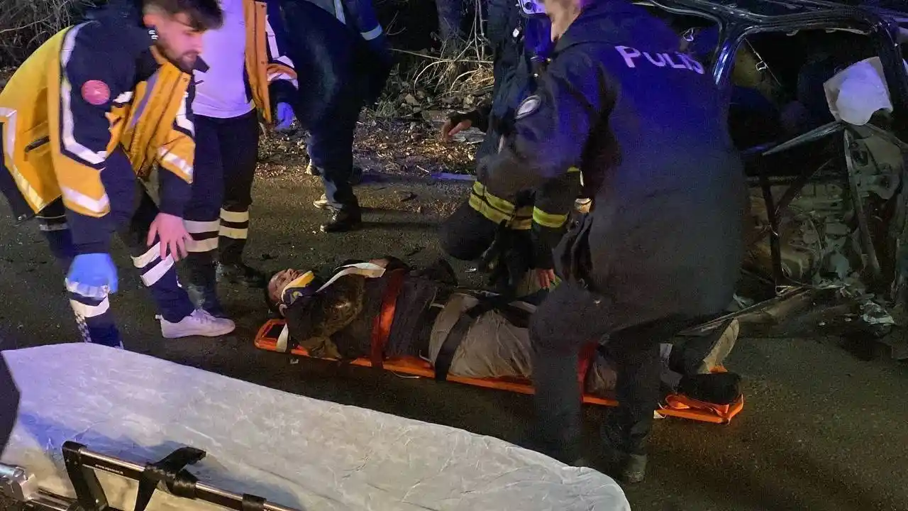İki otomobil kafa kafaya çarpıştı: 1’i ağır 6 yaralı