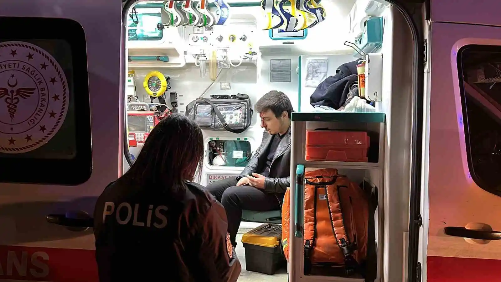 İki otomobil kafa kafaya çarpıştı: 1’i ağır 6 yaralı