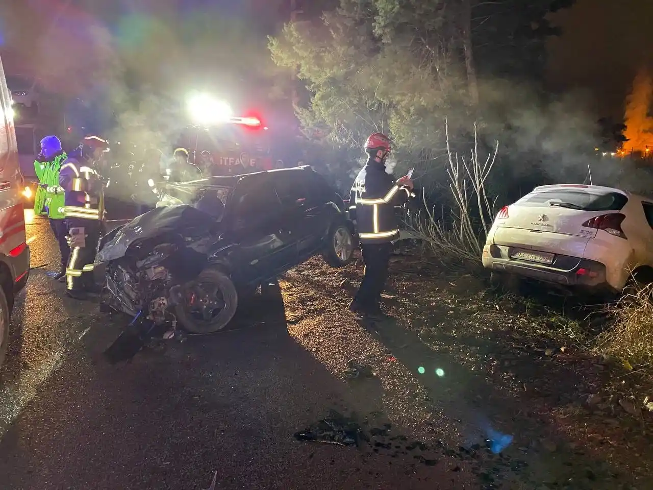 İki otomobil kafa kafaya çarpıştı: 1’i ağır 6 yaralı