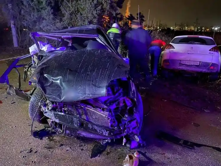 İki otomobil kafa kafaya çarpıştı: 1’i ağır 6 yaralı