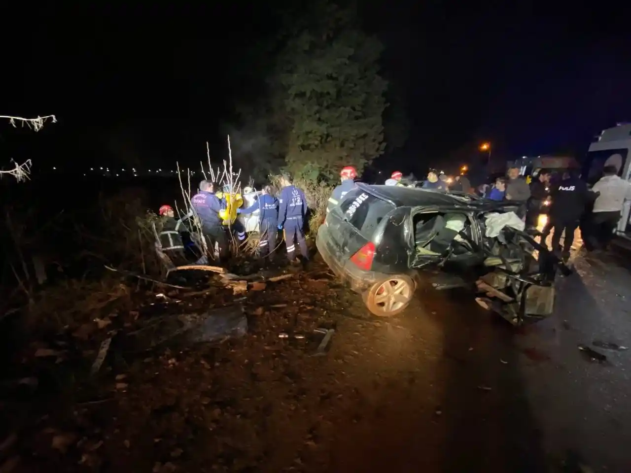 İki otomobil kafa kafaya çarpıştı: 1’i ağır 6 yaralı