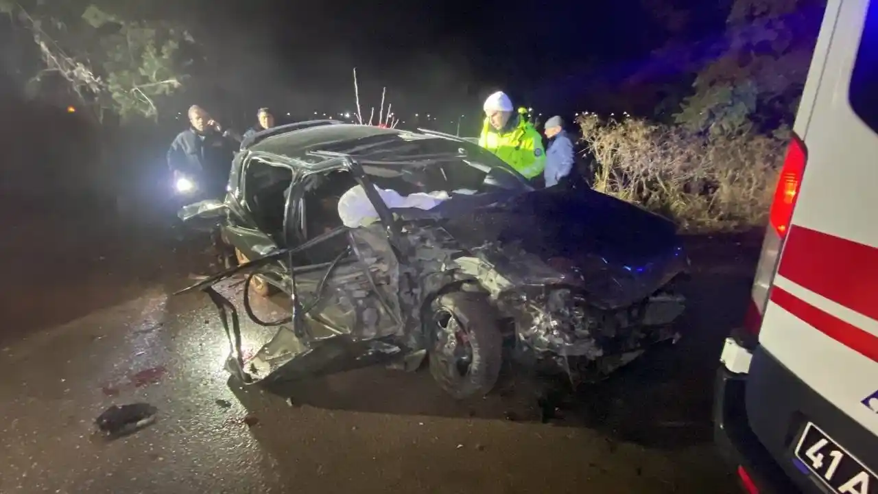 İki otomobil kafa kafaya çarpıştı: 1’i ağır 6 yaralı