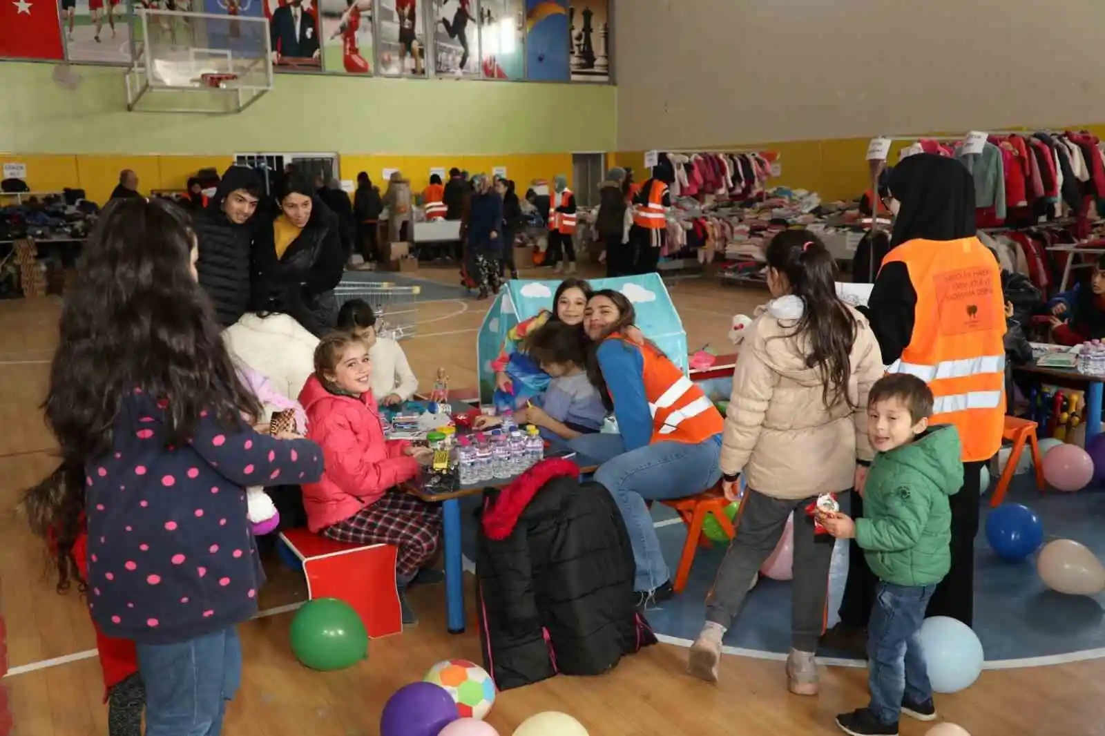 İnegöl depremzede ailelerin tüm ihtiyaçlarını karşılıyor