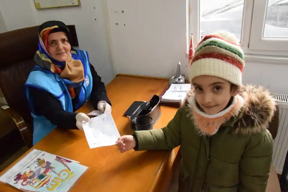 Iraklı 7 yaşındaki Sarah’dan depremzedelere anlamlı destek
