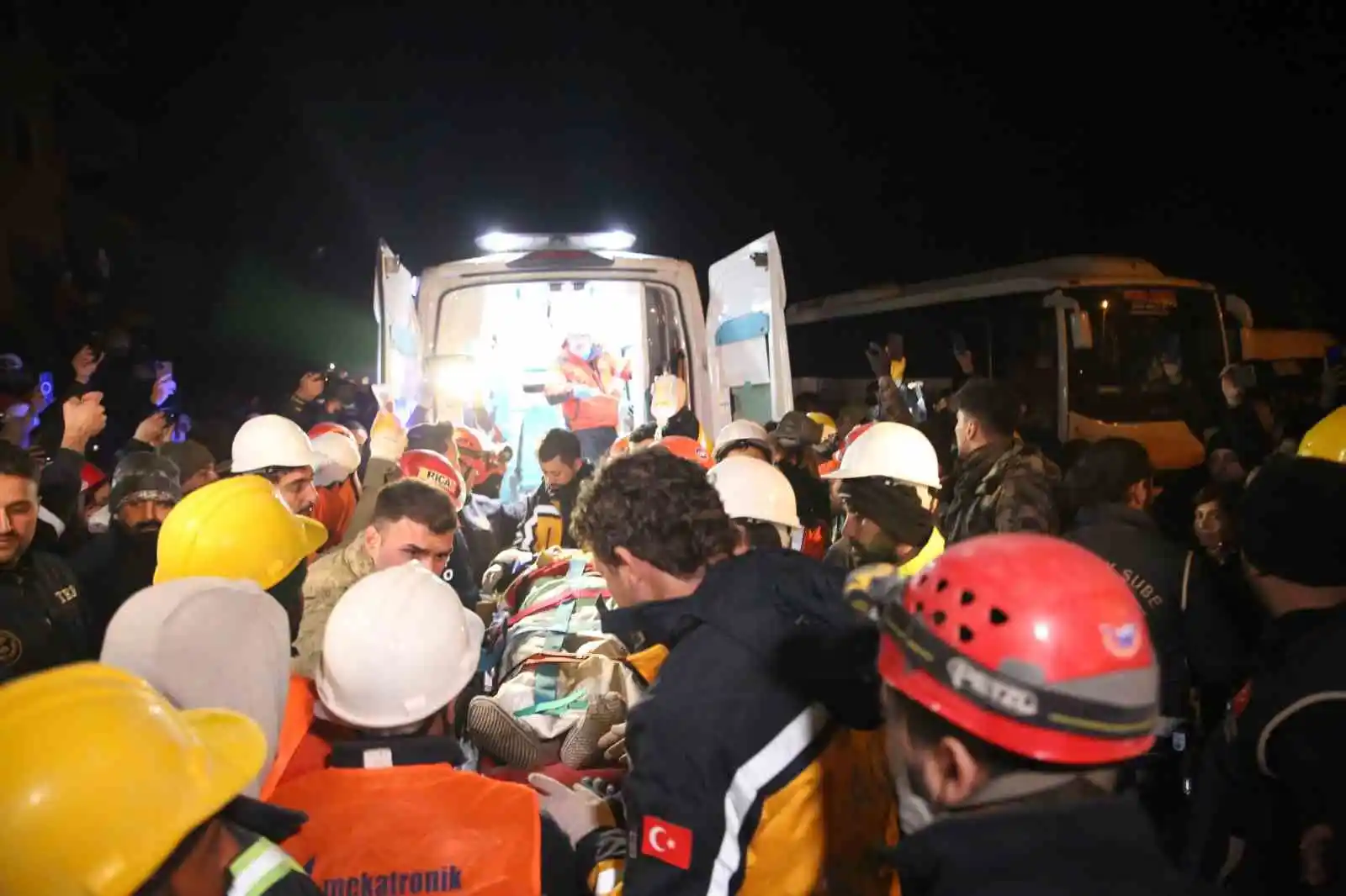 İskenderun'dan 161'inci saatte güzel haber: 50 yaşındaki kadın kurtarıldı