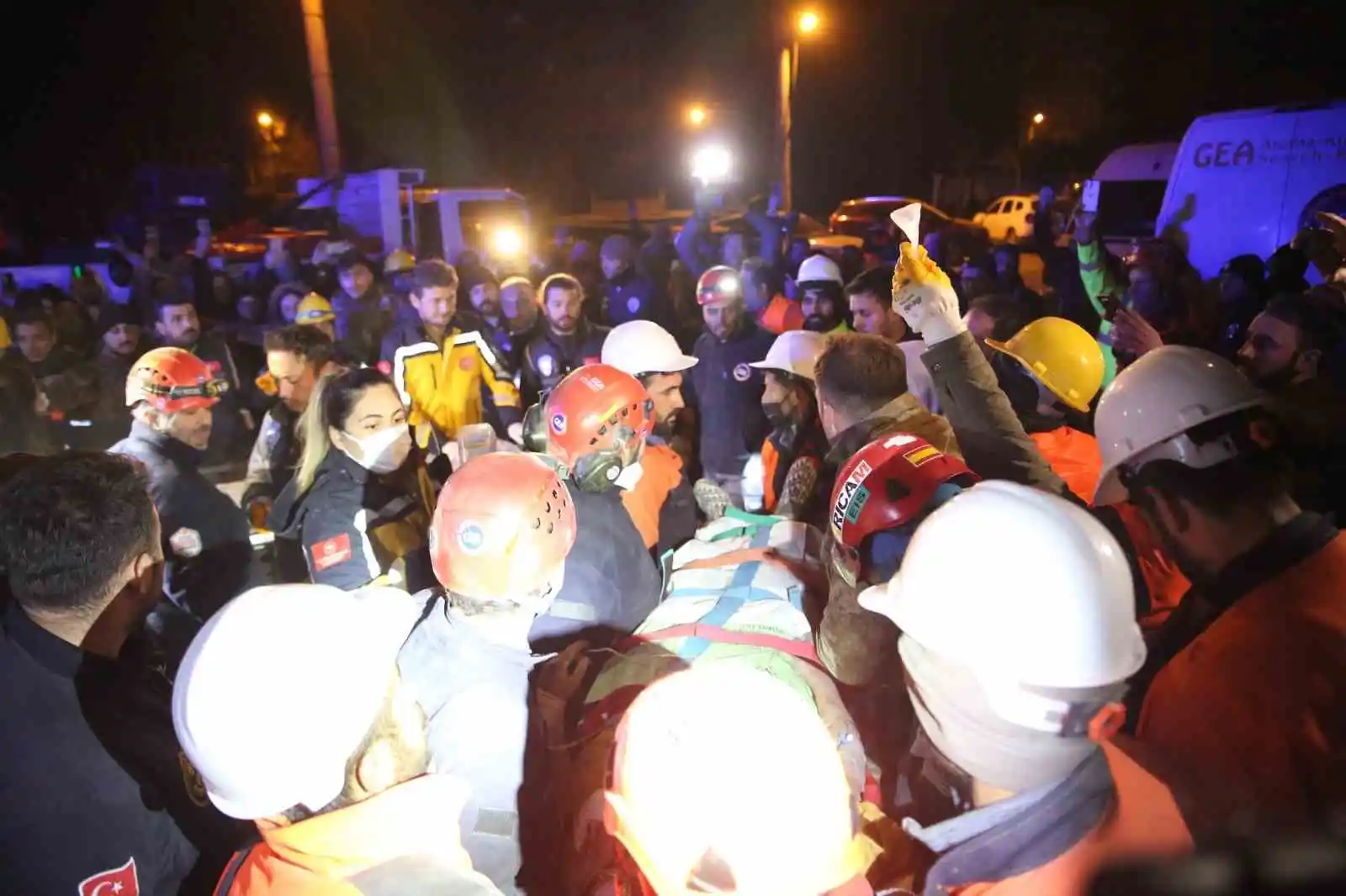 İskenderun’dan 161’inci saatte güzel haber: 50 yaşındaki kadın kurtarıldı