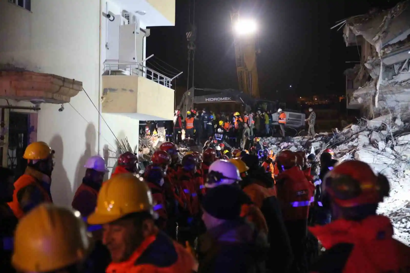 İskenderun’dan 161’inci saatte güzel haber: 50 yaşındaki kadın kurtarıldı