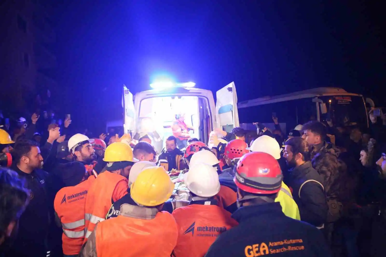 İskenderun’dan 161’inci saatte güzel haber: 50 yaşındaki kadın kurtarıldı