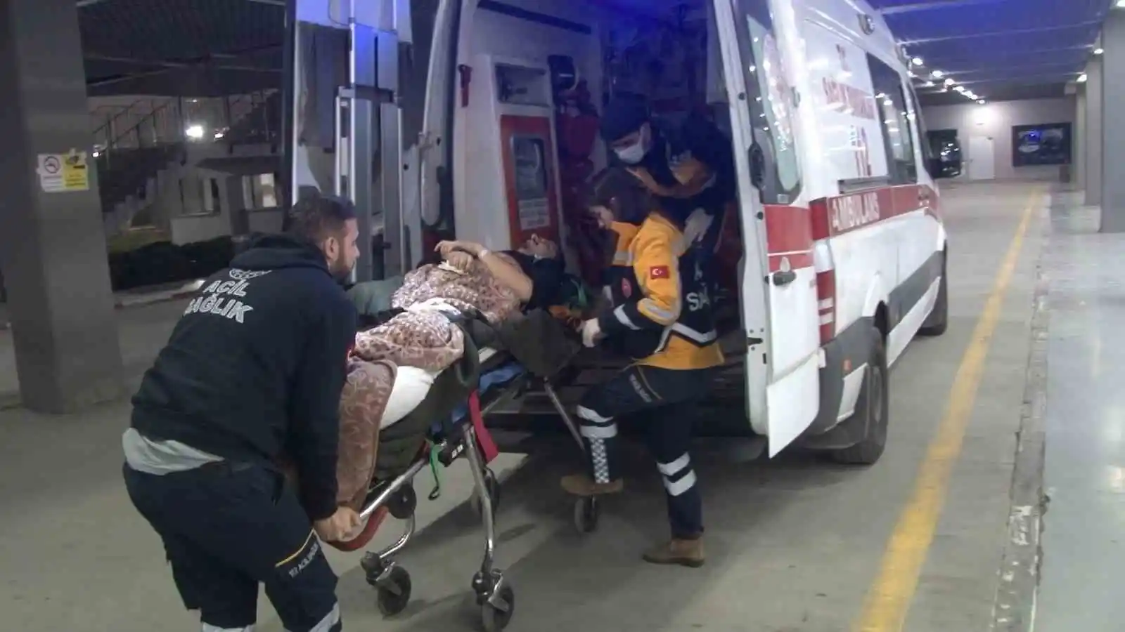 İslahiye'de enkazdan çıkarılan 2 kardeş Çam ve Sakura Şehir Hastanesi'ne getirildi