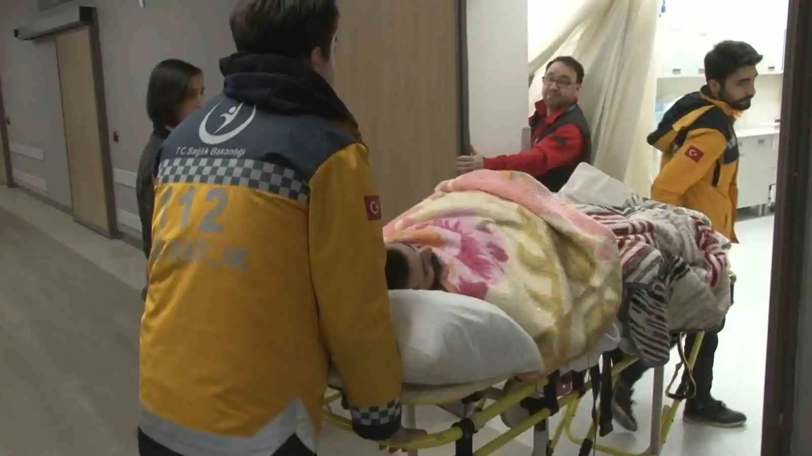 İslahiye’de enkazdan çıkarılan 2 kardeş Çam ve Sakura Şehir Hastanesi’ne getirildi