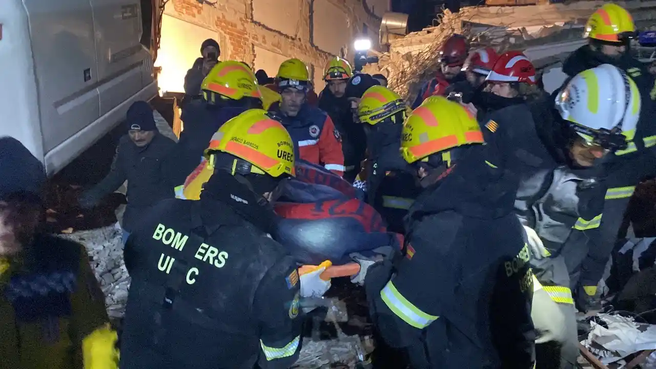 İspanyol ekip, baba ve kızı 69 saat sonra enkazdan çıkardı