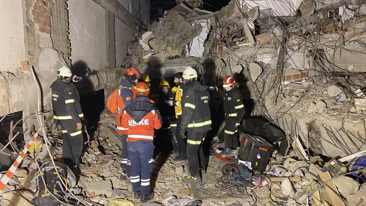 İspanyol ekip, baba ve kızı 69 saat sonra enkazdan çıkardı