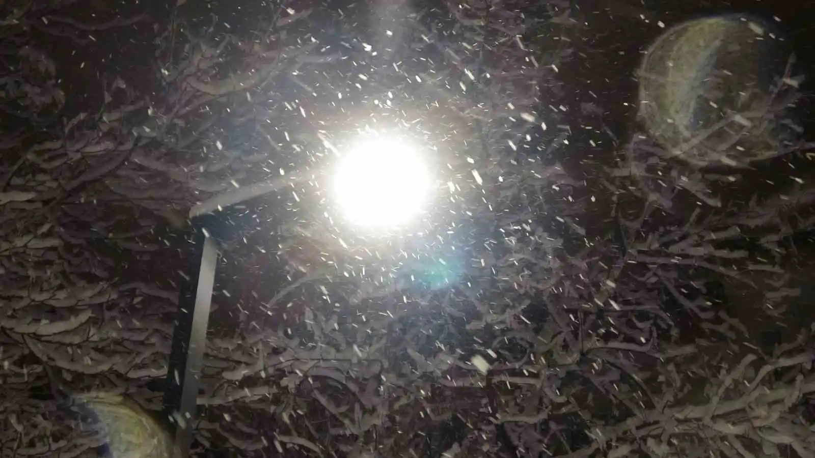 Isparta beyaza büründü, karın tadını vatandaşlar kar topu oynayarak çıkardı