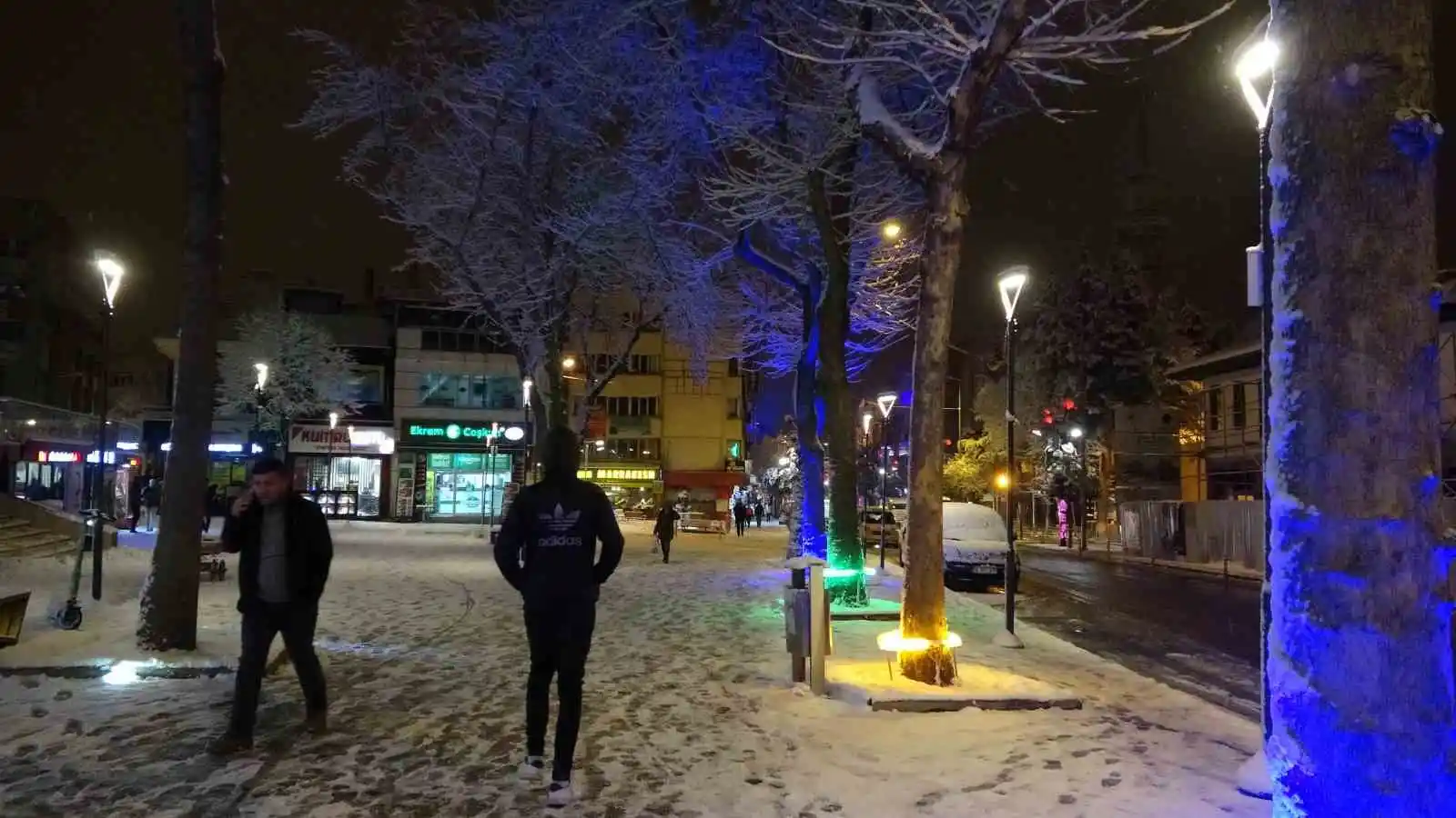 Isparta beyaza büründü, karın tadını vatandaşlar kar topu oynayarak çıkardı