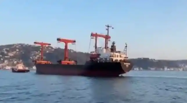 İstanbul Boğazı'nda kargo gemisi makine arızası yaptı
