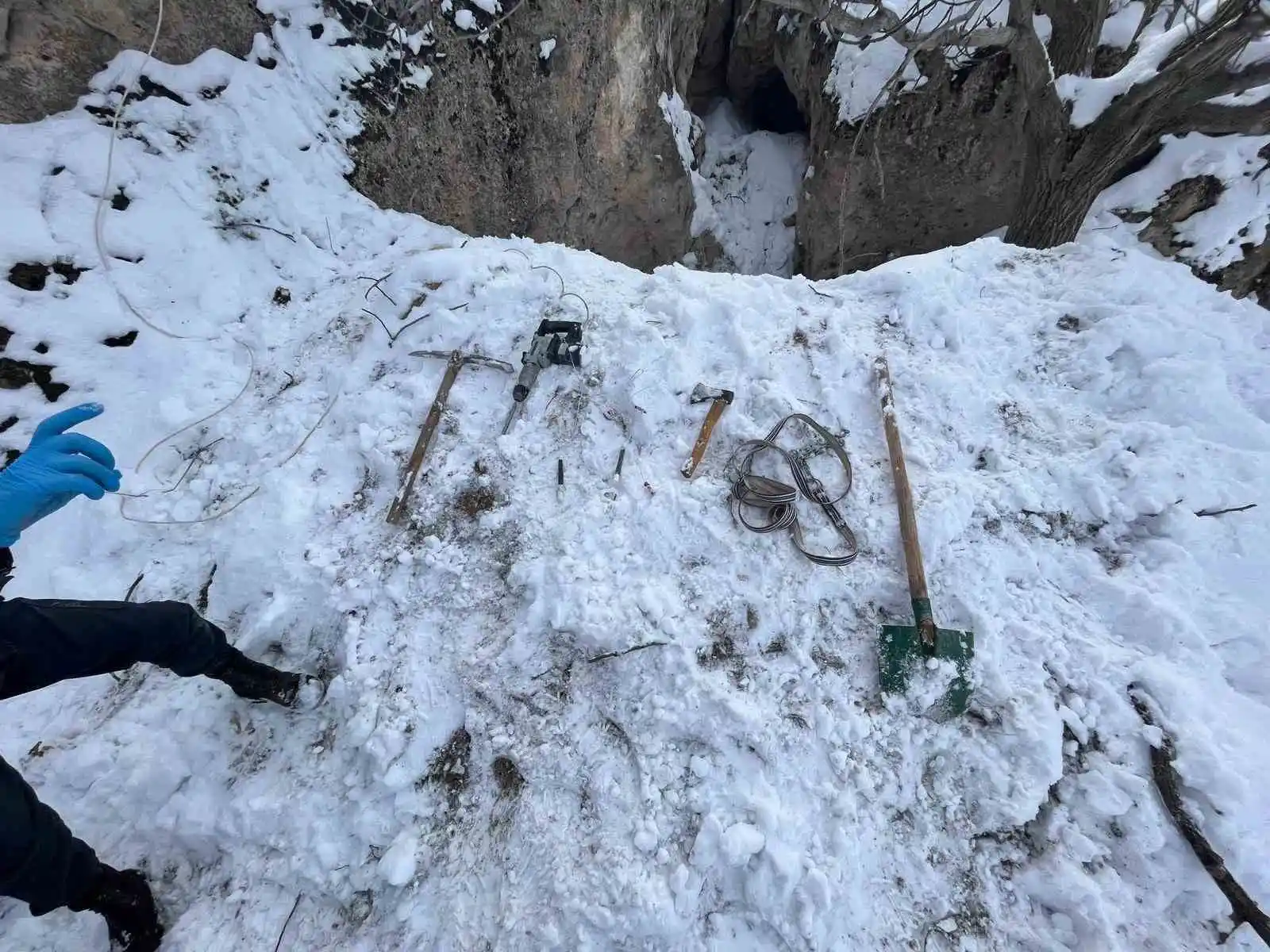 İzinsiz kazı yapan 4 kişiye gözaltı: plastik boru içerisinde patlayıcı ele geçirildi