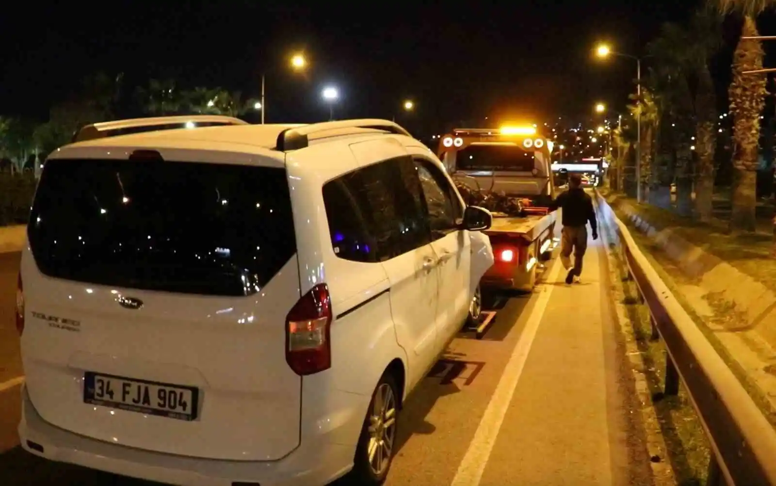 İzmir'de hafif ticari araç ile motosiklet çarpıştı: 1 ölü