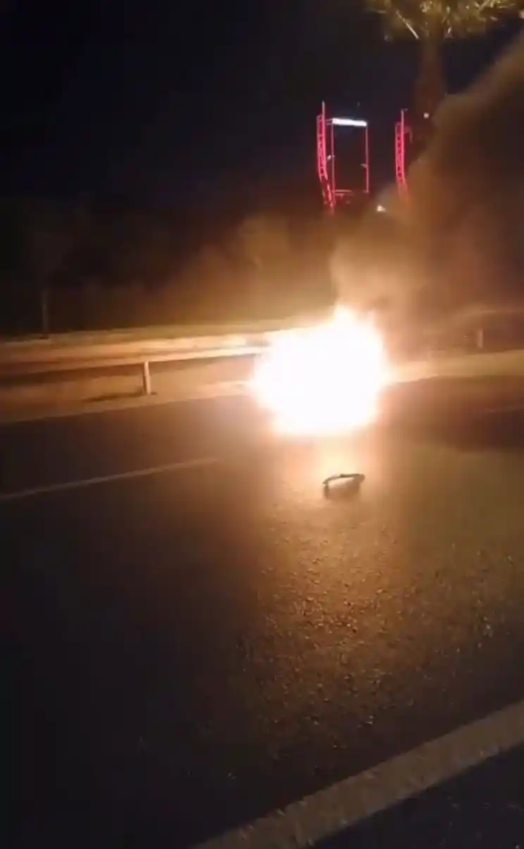 İzmir’de hafif ticari araç ile motosiklet çarpıştı: 1 ölü
