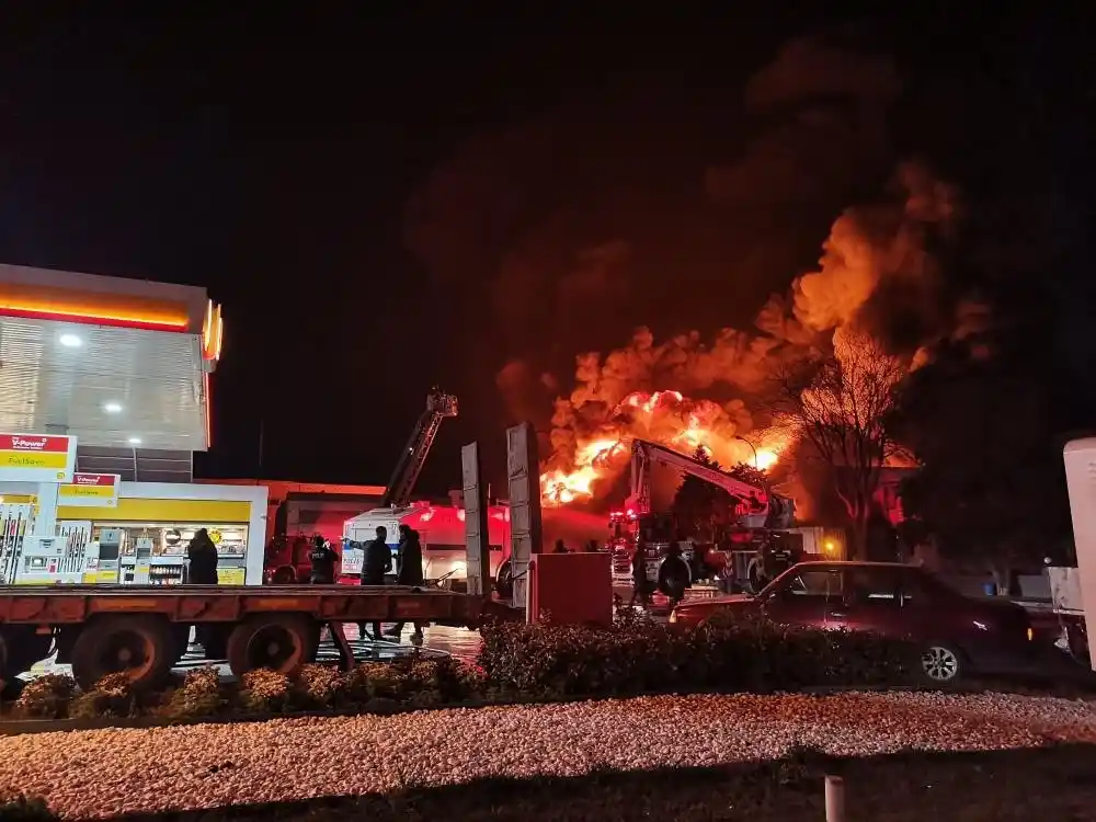 İzmir'de lastik bayisinde çıkan yangın söndürüldü
