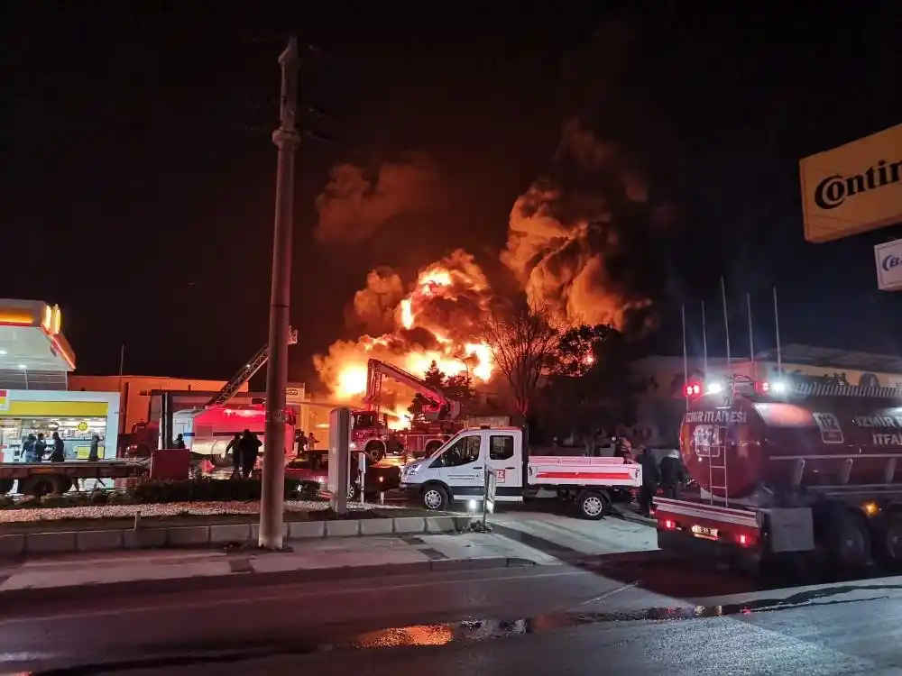 İzmir’de lastik bayisinde çıkan yangın söndürüldü