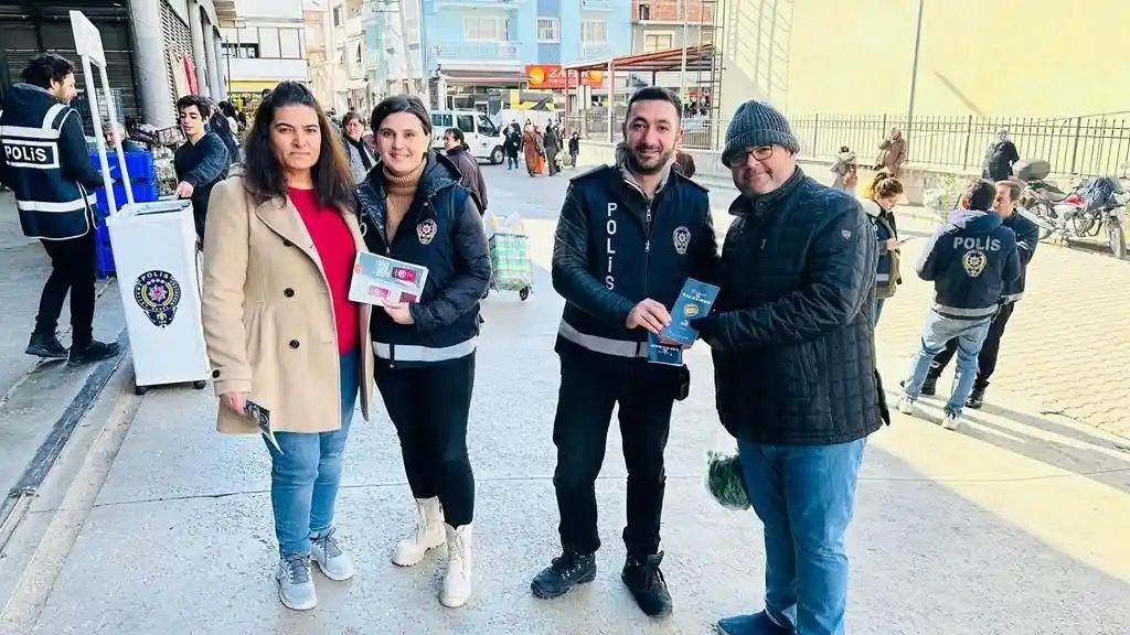 İzmir'de polis ekipleri vatandaşları KADES hakkında bilgilendirdi