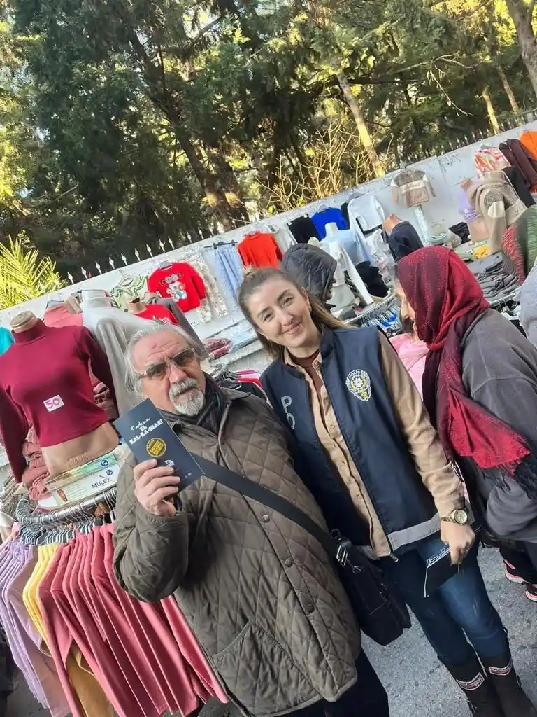İzmir’de polis ekipleri vatandaşları KADES hakkında bilgilendirdi