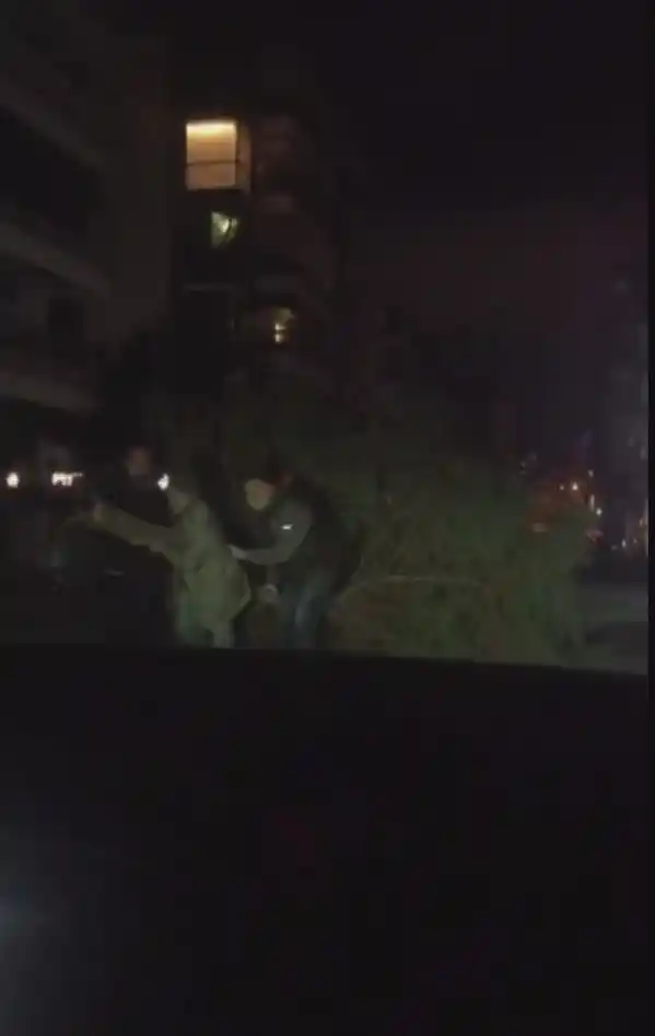 İzmir’deki ağaç devrilmeleri ve çatı uçmaları kamerada
