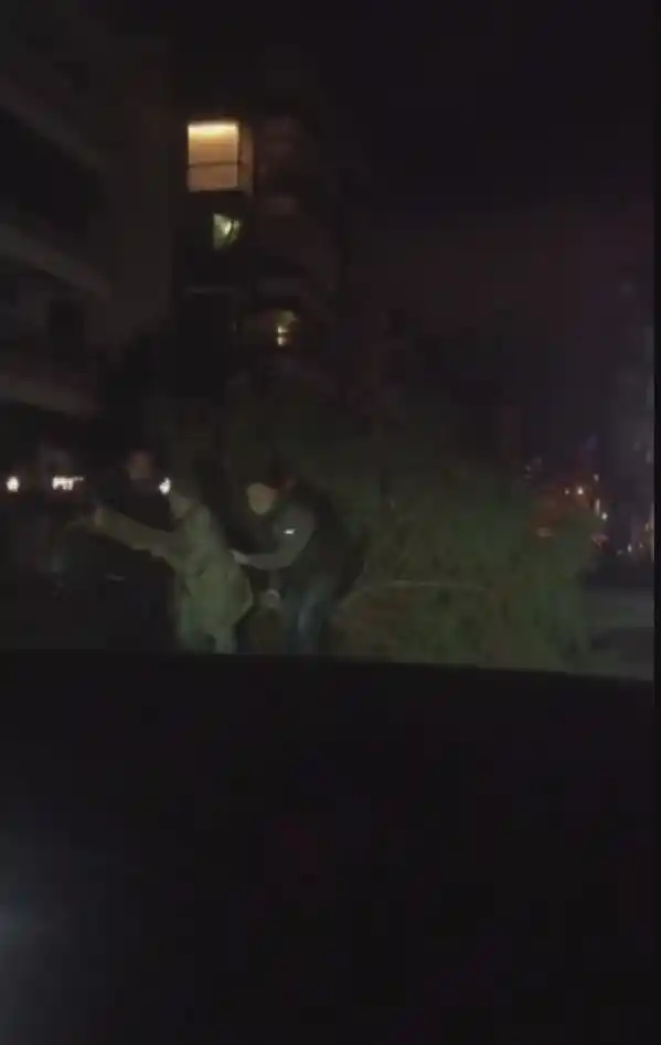 İzmir’deki ağaç devrilmeleri ve çatı uçmaları kamerada