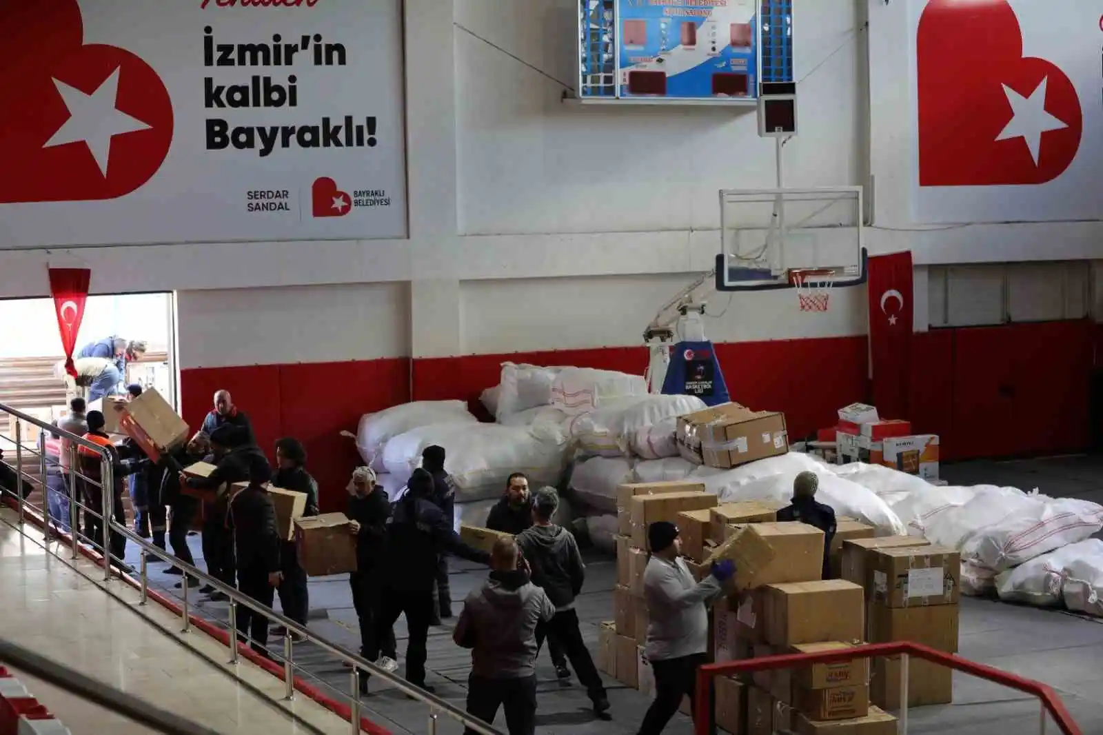 İzmirli belediyeler, depremzedelere yardımlarını sürdürüyor