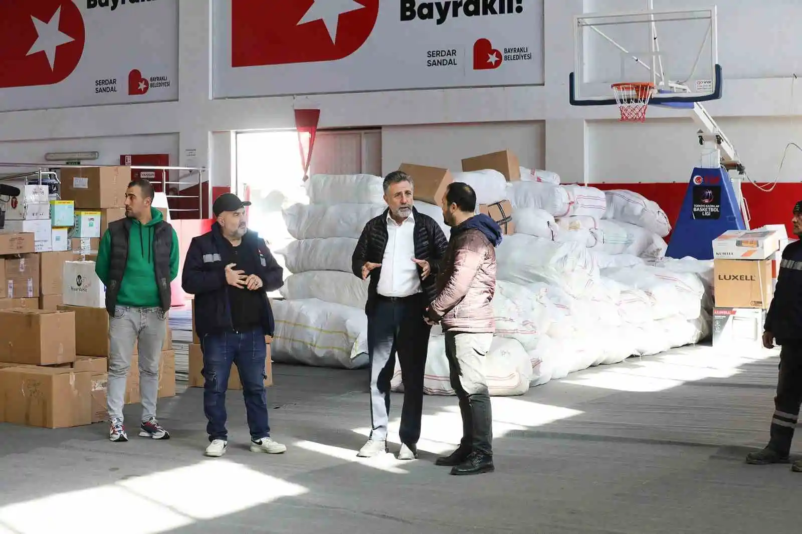 İzmirli belediyeler, depremzedelere yardımlarını sürdürüyor