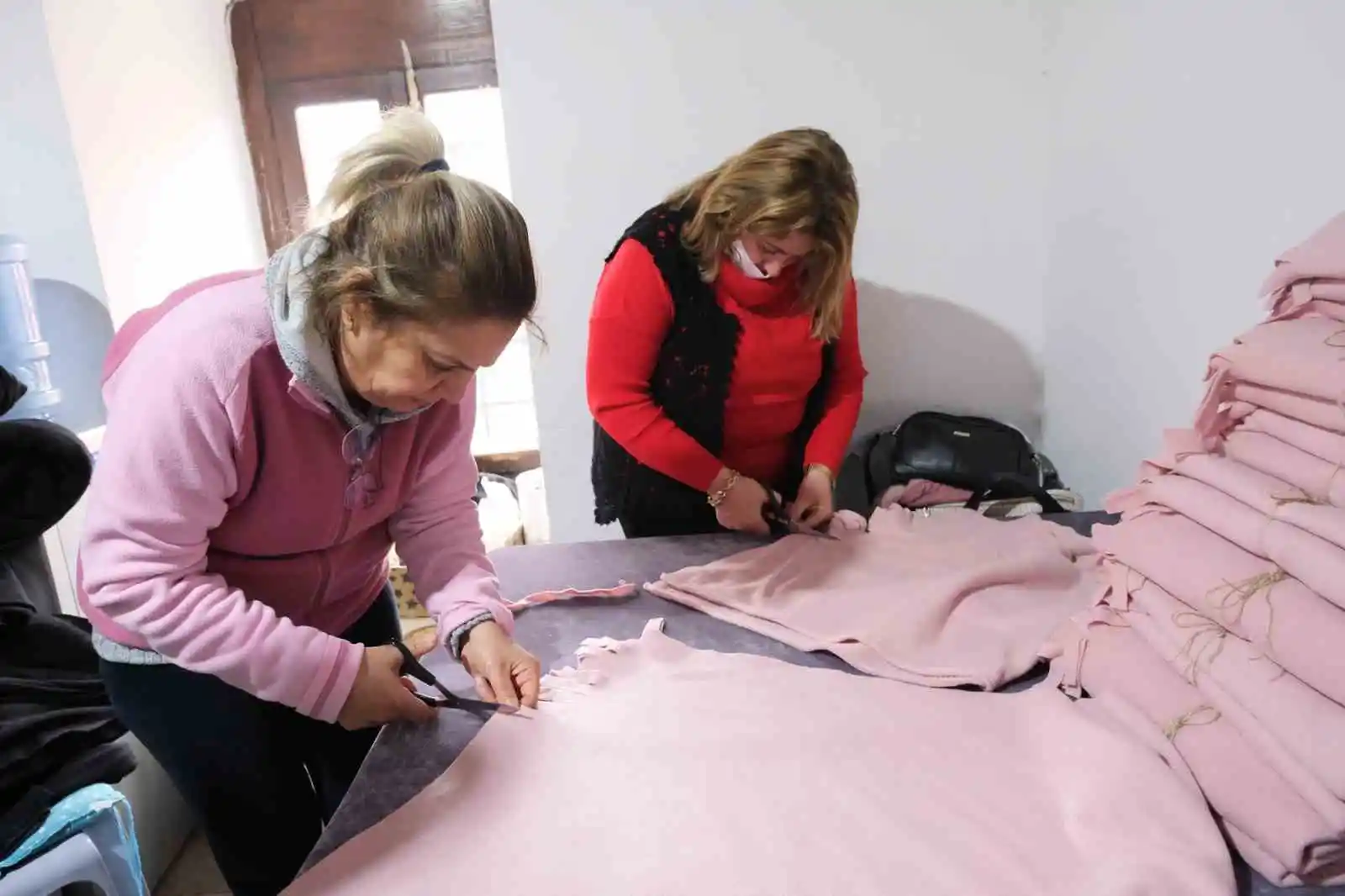 İzmirli belediyeler, depremzedelere yardımlarını sürdürüyor
