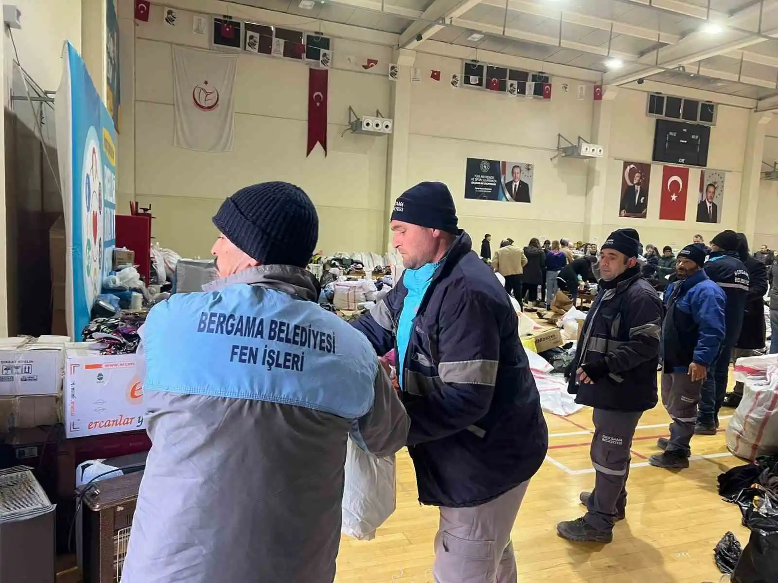 İzmirli belediyeler, depremzedelere yardımlarını sürdürüyor
