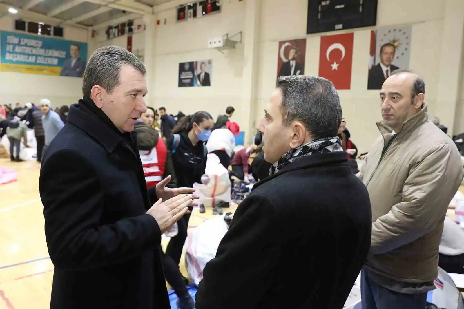 İzmirli belediyeler, depremzedelere yardımlarını sürdürüyor
