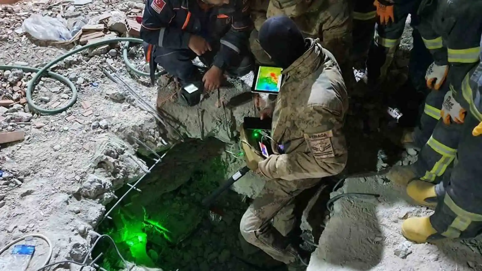 Jandarma 147’nci saatte minik Eylül’ü enkazdan sağ olarak çıkardı