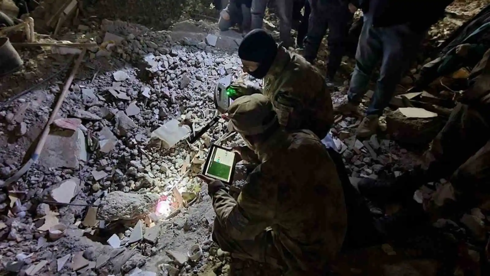 Jandarma 147’nci saatte minik Eylül’ü enkazdan sağ olarak çıkardı