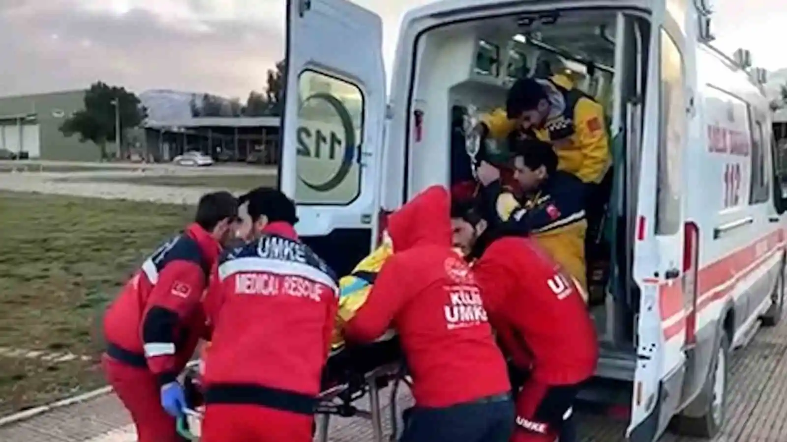 Jandarma 147’nci saatte minik Eylül’ü enkazdan sağ olarak çıkardı