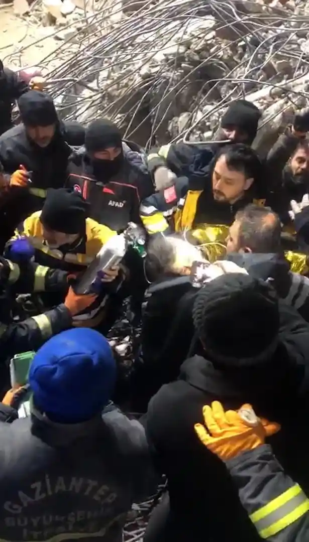 Jandarma 147’nci saatte minik Eylül’ü enkazdan sağ olarak çıkardı