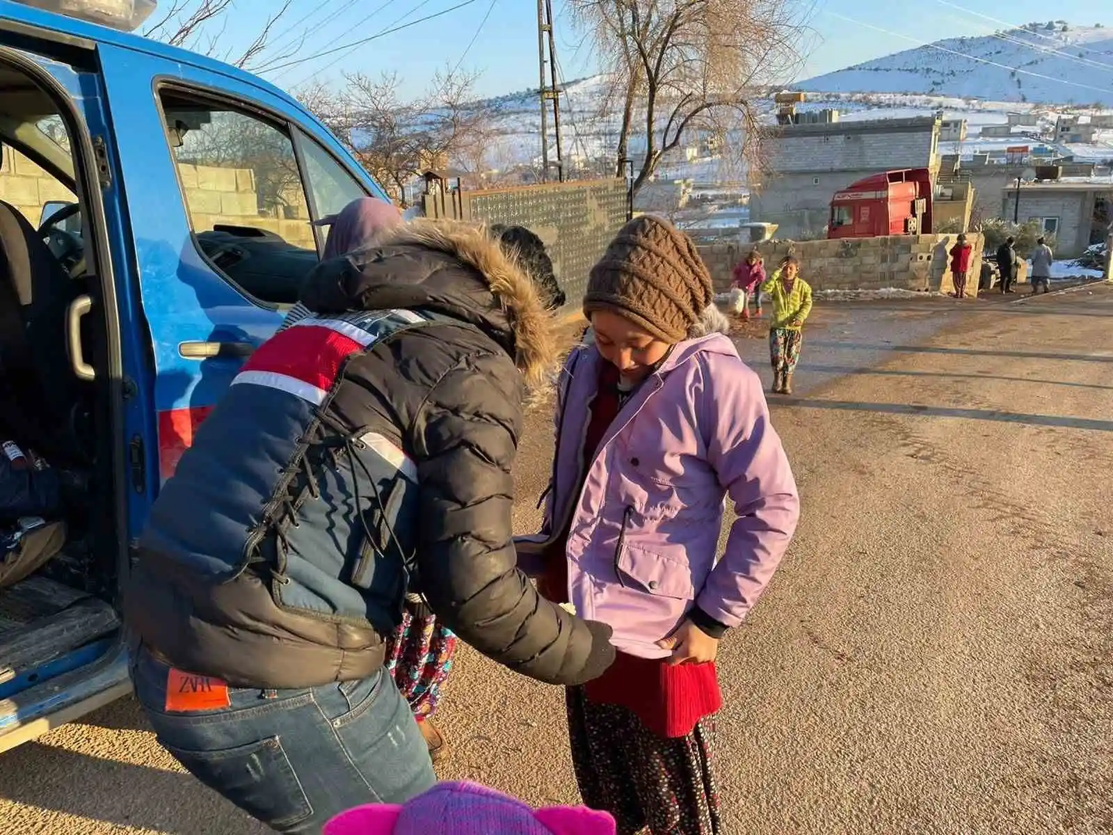 Jandarma 147’nci saatte minik Eylül’ü enkazdan sağ olarak çıkardı