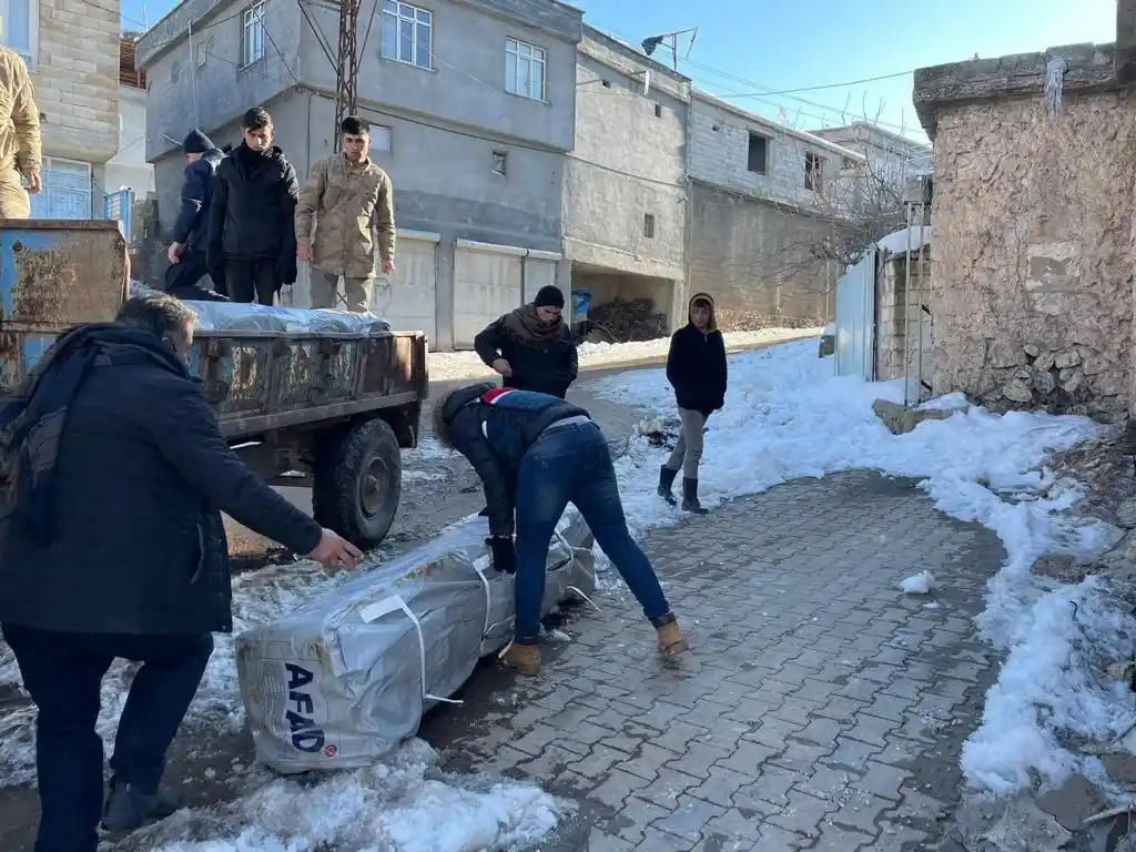 Jandarma 147’nci saatte minik Eylül’ü enkazdan sağ olarak çıkardı